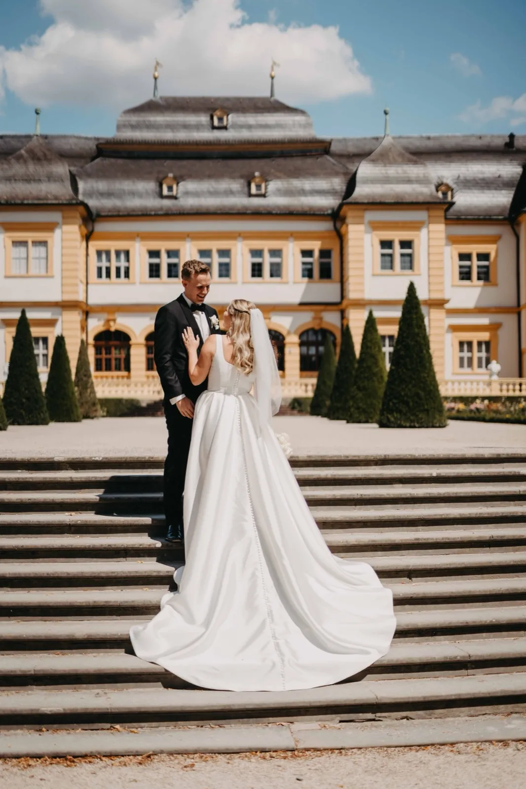 Janina & Alexander – Brautpaar auf der Freitreppe vor Schloss Veitshöchheim